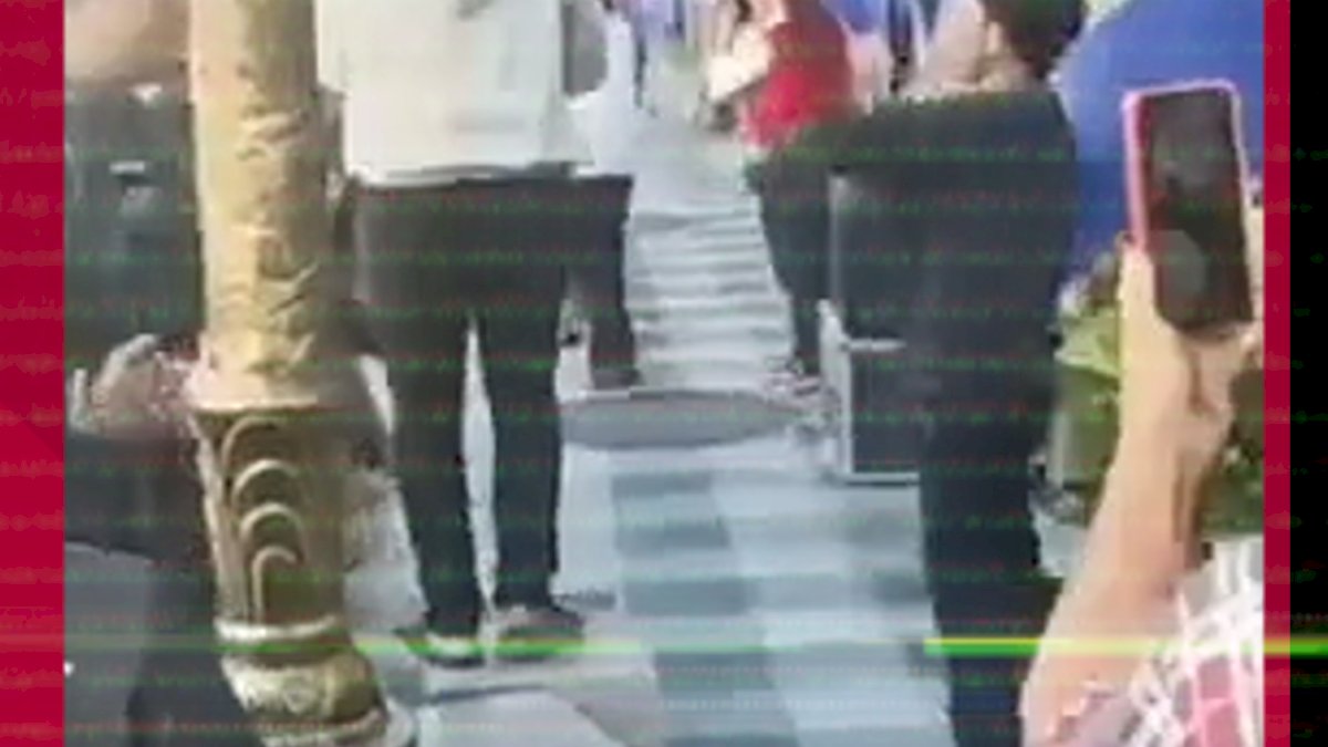 VIDEO: Pengamen di Depan Hotel Majapahit Nyanyikan “Dukung Ganjar” Saat Berlangsung Deklarasi Anies-Cak Imin