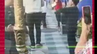 VIDEO: Pengamen di Depan Hotel Majapahit Nyanyikan “Dukung Ganjar” Saat Berlangsung Deklarasi Anies-Cak Imin