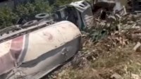VIDEO: Truk Pengangkut Semen Curah Terperosok ke Jurang di Maros