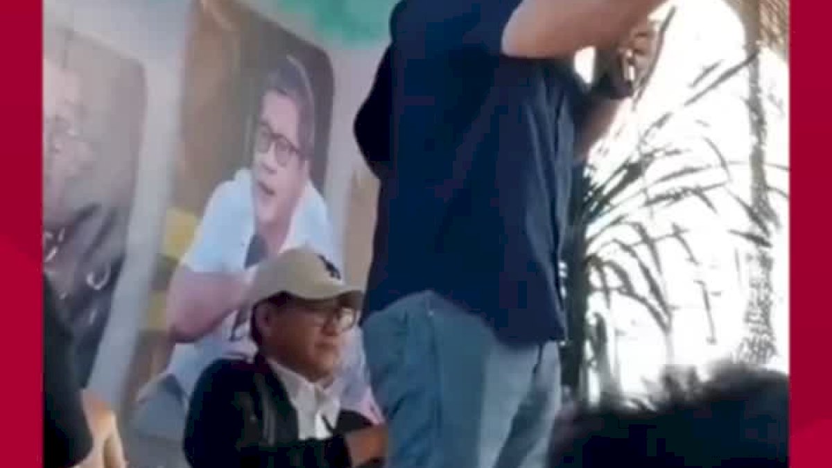 VIDEO: Diskusi Rocky Gerung Diwarnai Kericuhan, Refly Harun Terkena Lemparan