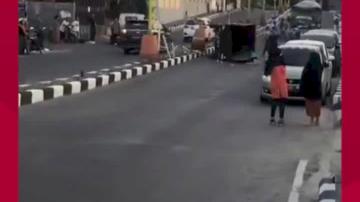 VIDEO: Mobil Pickup Terbalik di Jalan Sudirman Parepare