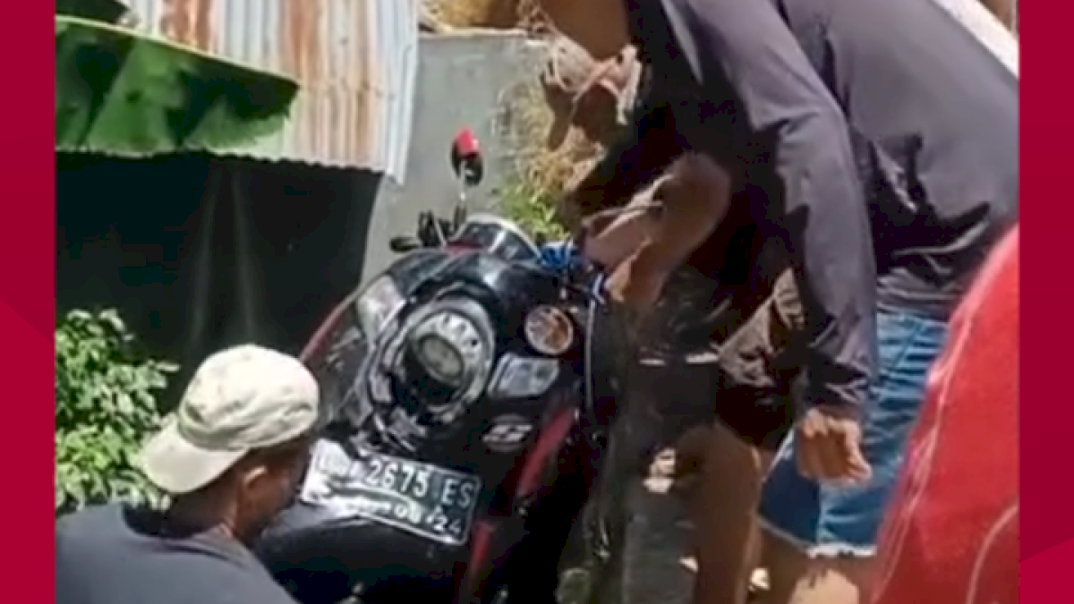 VIDEO: Pengendara Motor Terjun ke Selokan 10 Meter di Bone, Pengendara Meninggal Di Tempat