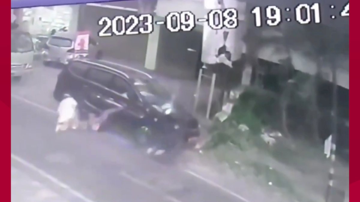 VIDEO: Gagal Freestyle, Pemotor di Makassar Kabur Usai Tabrak Mobil Parkir