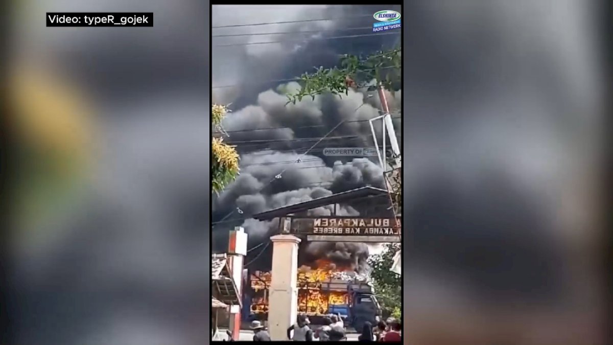 VIDEO: Truk Pengangkut 45 Unit Sepeda Listrik Terbakar