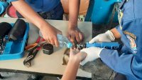 Seorang Anak di Makassar Datangi Kantor Damkar untuk Lepas Cincin