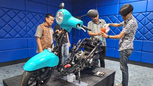 Pengujian rangka motor Yamaha yang dialiri air. Foto: Istimewa