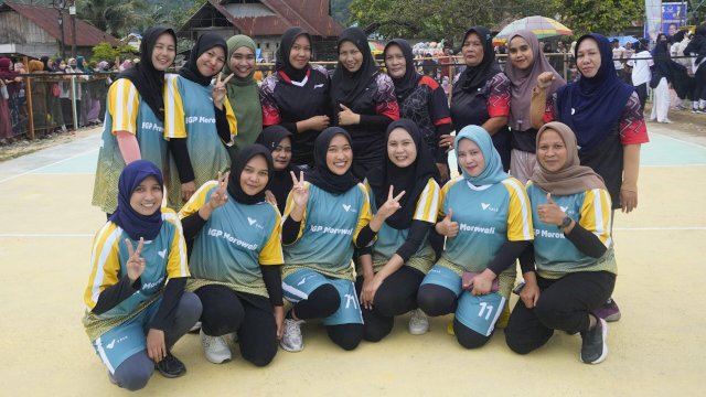 Foto bersama Tim Voli Putri PT Vale IGP Morowali dan Tim Voli Putri Panitia Vale Cup 2023 di Lapangan Mateantina, Desa Kolono. Foto: Istimewa