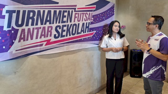 Group Head XL Axiata Sulawesi Region Mozes H. Baottong bersama Area Sales Manager XL Satu saat konferensi pers final AXIS Nation Cup 2023 Regional Sulawesi. Foto: Sri Wahyu Diastuti/Sulselsatu.com