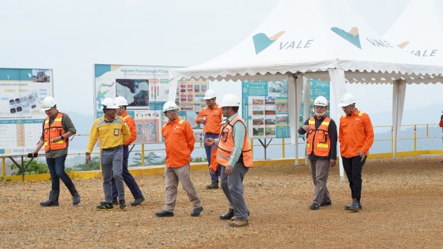 Rombongan KAHMI saat mengunjungi SOlia Hill di lokasi tambang PT Vale di Sorowako. Foto: Istimewa