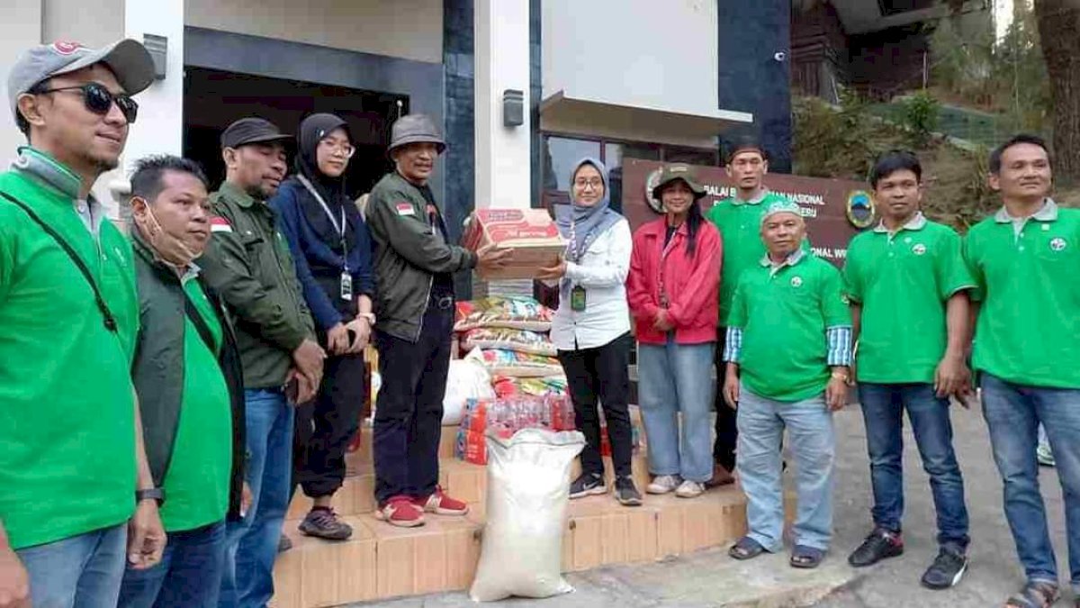 Syamsu Alam Pimpin Penyerahan Bantuan Kemanusiaan ke Relawan Pemadam Kebakaran Gunung Bromo