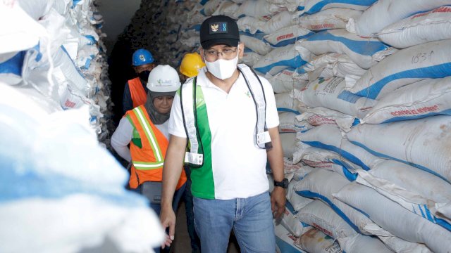 Dirut Pupuk Indonesia Rahmad Pribadi saat meninjau tiga gudang pupuk distribution centre (DC) II dan unit pengantongan DSP Makassar dan gudang lini III Parepare. Foto: Istimewa