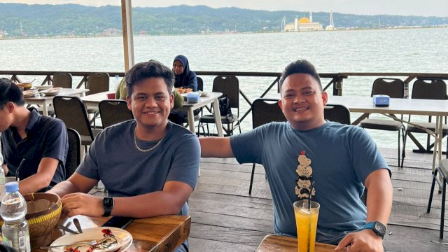 Politisi muda PKB Makassar M Rifly bersama Mikail Baswedan putra Bacapres Anies Baswedan. Ist