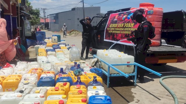 PDAM Kota Makassar bersama Brimob Sulsel salurkan air bersih ke masyarakat (Foto: Istimewa)