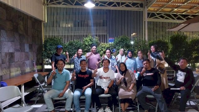 Politisi muda PKB Makassar Fahrizal Arrahman Husain bersama warga. Ist