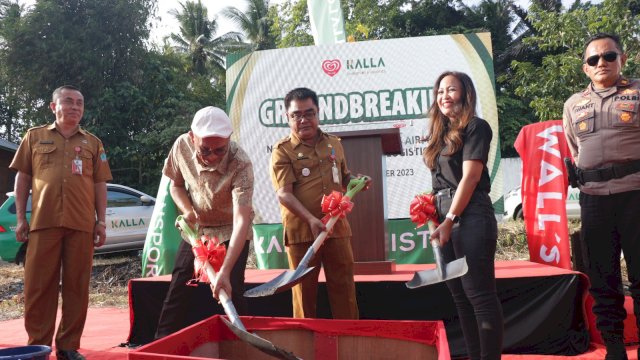 Peletakan batu pertama New Concess Wall's Airmadidi di Jalan Raya Manado-Bitung. Foto: Istimewa.
