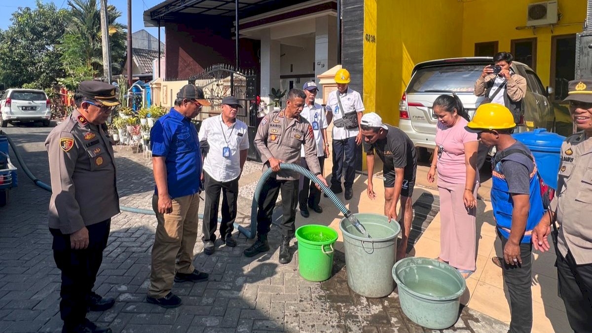 Polrestabes Bantu Perumda Air Minum Salurkan Air Tangki ke Masyarakat