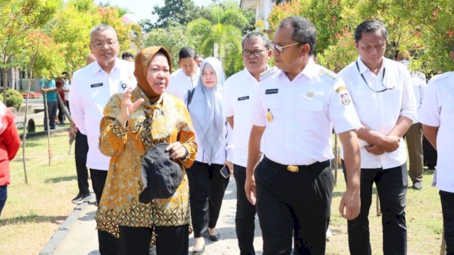 Wali Kota Makassar Danny Pomanto dampingi Menteri Sosial Tri Rismaharini kunjungi Sentra Wirajaya Makassar. Foto: Istimewa