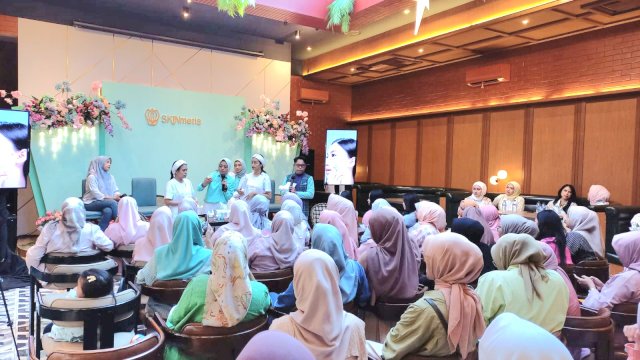 Edukasi pemakaian skincare ala SKINmetis. Foto: Sri Wahyu Diastuti/Sulselsatu.com