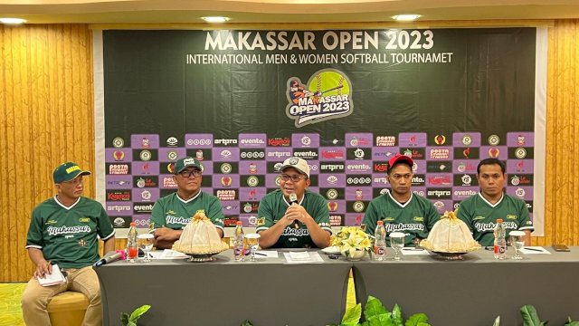 Konferensi pers Makassar Open Softball 2023. Foto: Andi Baso Mappanyompa/Sulselsatu.com