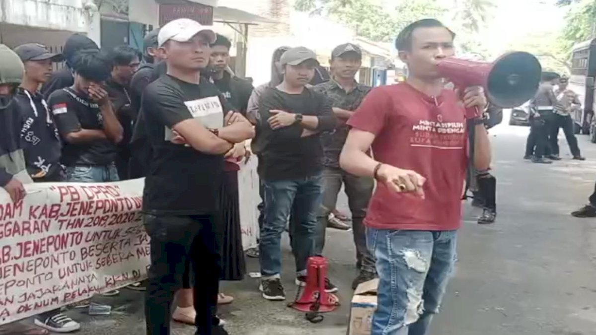Protes Air Tidak Lancar, Sejumlah Warga Tamanroya Demo di PDAM Jeneponto