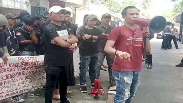 Aksi Unjuk Rasa Depan Kantor PDAM Jeneponto (Int)