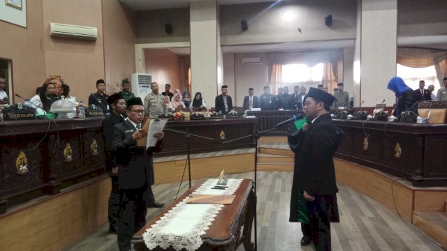 Ketua DPRD Jeneponto, Arifuddin pimpin pelantikan Muh Basri PAW Anggota DPRD Jeneponto (Dedi/sulselsatu)