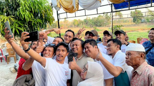 Mantan Gubernur Sulsel Andi Sudirman Sulaiman bersama warga Jeneponto. Ist