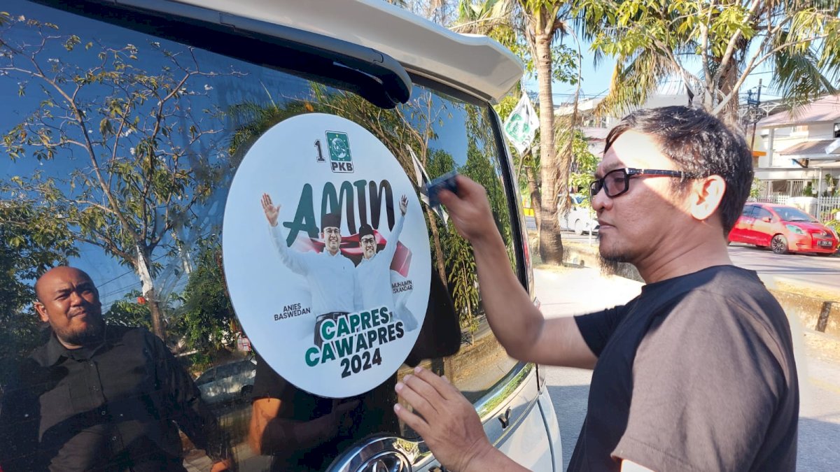PKB Makassar Sambut Kedatangan AMIN, Fauzi Pasang Stiker di Mobil