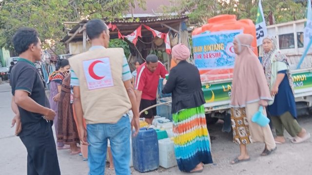 PBB Makassar salurkan air bersih ke warga. Ist