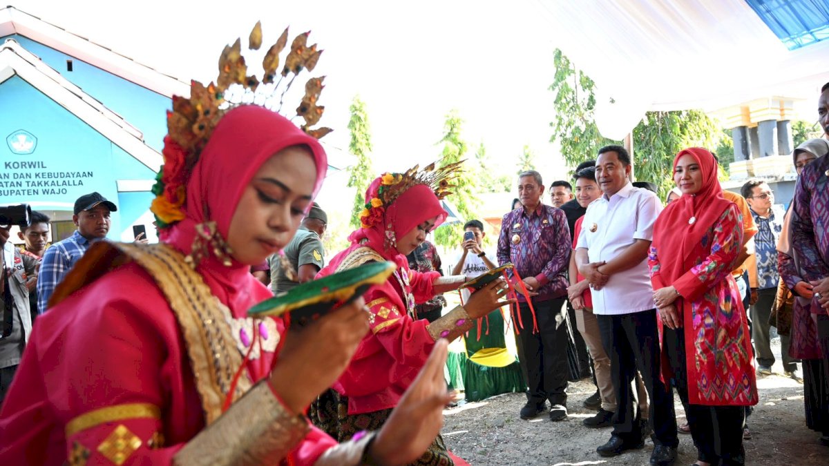 Kunker ke Wajo, Pj Gubernur Bahtiar dan Istri Disambut Antusias