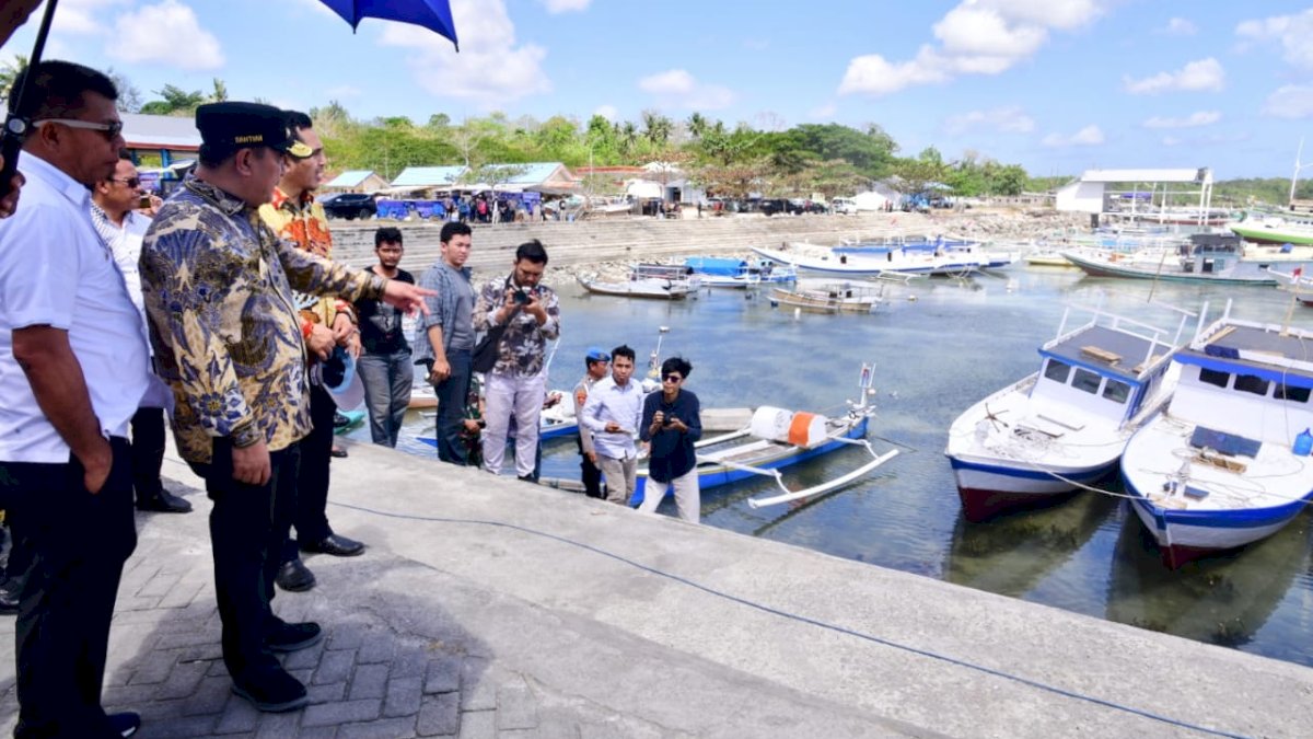 Pemprov Sulsel Serahkan Bantuan 8 Unit Kapal Nelayan di Bulukumba