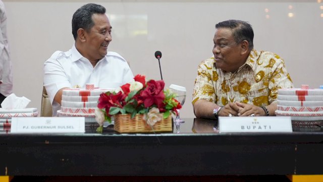 Pj Gubernur Sulsel Bahtiar bersama Bupati Bone Andi Fashar Padjalangi. Ist