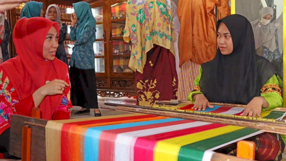 Sofha Marwah Bahtiar Kagumi Keunikan Tenun Sutera Wajo