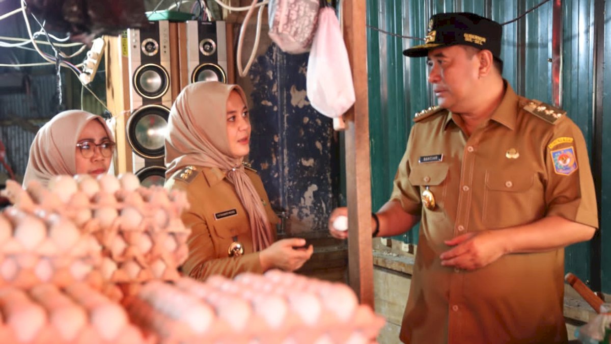 Fatmawati Rusdi Dampingi Pj Gubernur Tinjau Harga Komoditas Pangan di Dua Pasar Tradisional
