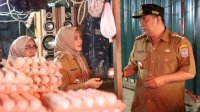 Fatmawati Rusdi Dampingi Pj Gubernur Tinjau Harga Komoditas Pangan di Dua Pasar Tradisional