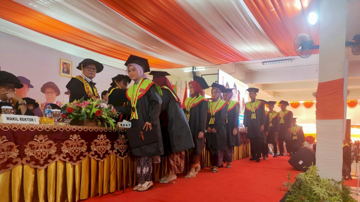 Hanya Selang Seminggu, Rektor UNM Kembali Kukuhkan Seribu Wisudawan