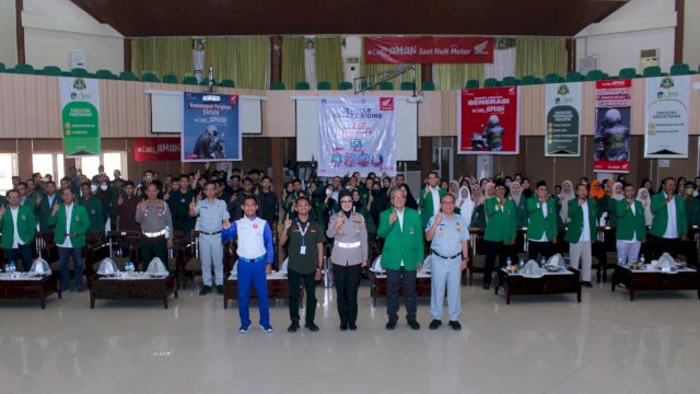 Foto bersama usia seminar safety riding Asmo Sulsel di UMI. Foto: Istimewa