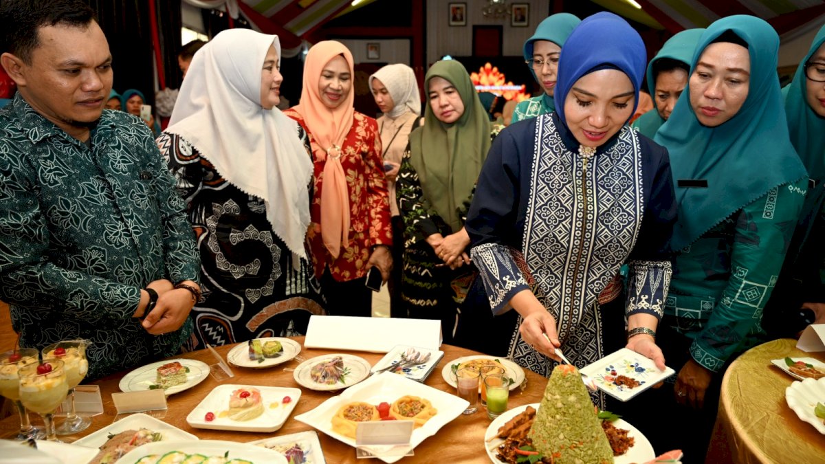 Sofha Marwah Bahtiar Apresiasi Menu Pangan Lokal Berbahan Dasar Pisang Kreasi PKK Enrekang