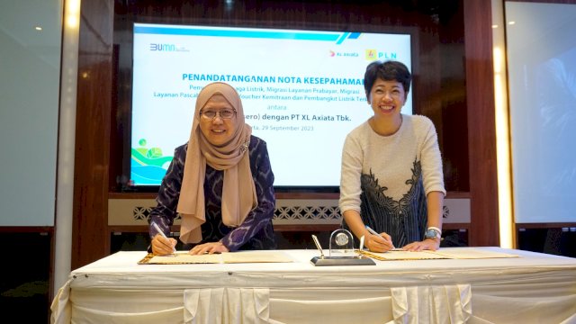 Direktur &amp; Chief Enterprise and Corporate Affairs Officer XL Axiata Yessie D. Yosetya dan Direktur Retail dan Niaga PLN Edi Srimulyanti menandatangani kerja sama. Foto: Istimewa