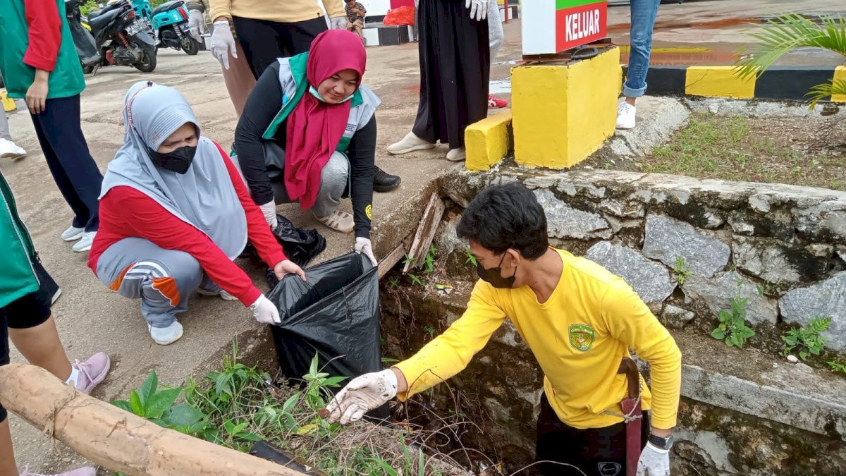 PT Vale Bersama Pemda Lutim Berantas Sarang Nyamuk di Area Pemberdayaan