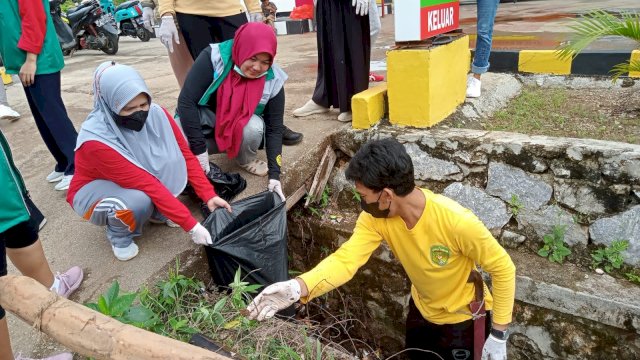 Pembersihan gorong-gorong demi menghilangkan sarang nyamuk. Foto: Istimewa