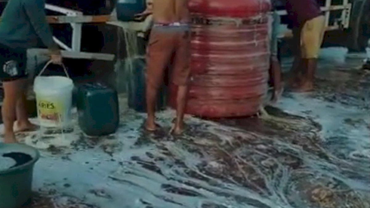 VIDEO: Truk Tangki Solar Bocor di Sulawesi Tenggara , Antusiasme Warga Rebutan Solar
