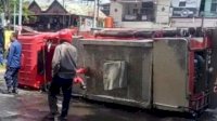 Hendak Padamkan Api, Mobil Damkar Makassar Terguling