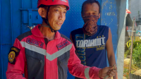 Poto: Tim Rescue Damkar Makassar Berhasil Melakukan Penanganan Ular Terbang di Rumah Warga