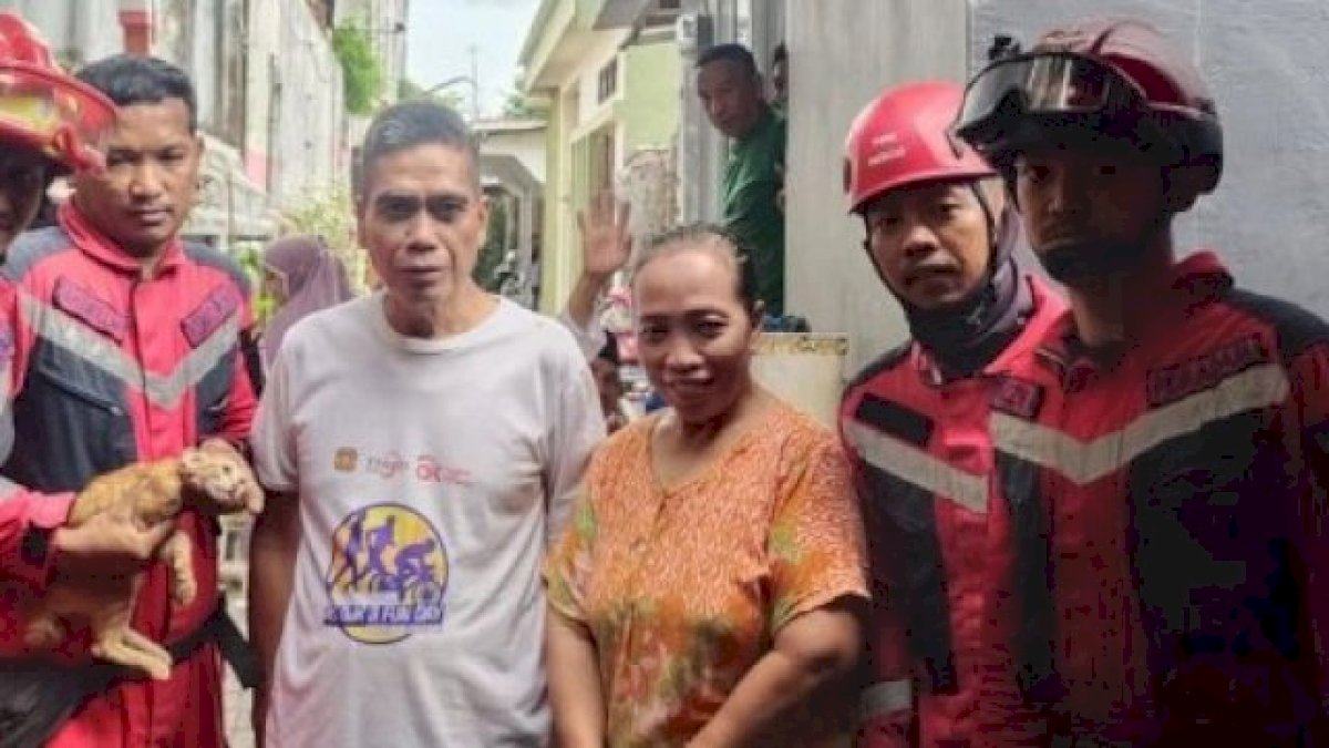 Tim Animal Damkar Makassar Selamatkan Kucing yang Jatuh di Dalam Sumur
