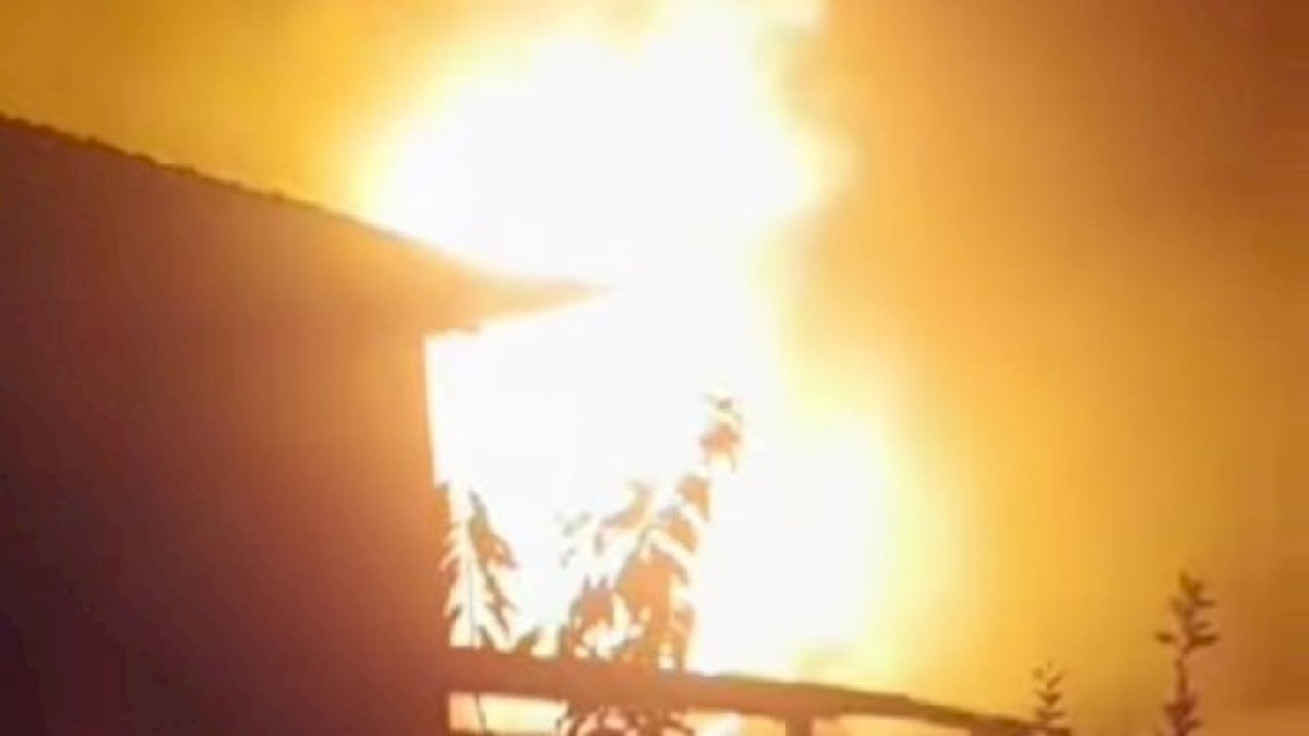 13 Armada Damkar Makassar Berhasil Padamkan Api yang Melalap 2 Rumah di  Bontoloe