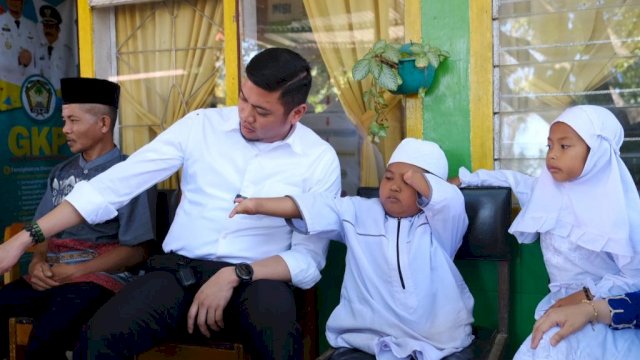 Bupati Gowa Adnan Purichta Ichsan bertemu Reski dan Marwah di SD Saluttowa Desa Parigi Kecamatan Tinggimoncong. Foto: Istimewa