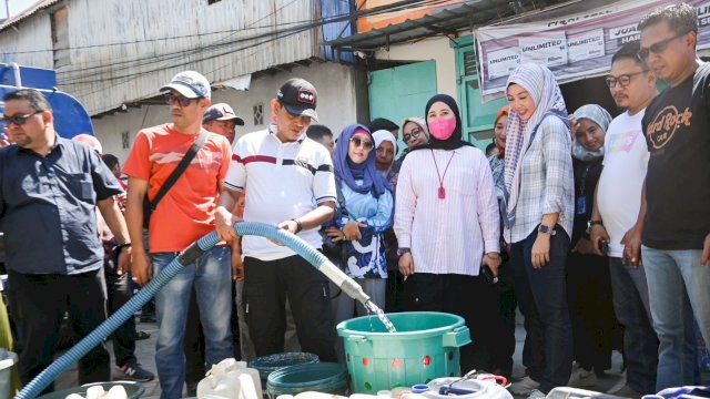 Direktur Umum &amp; Pelayanan Perumda Air Minum Kota Makassar mendampingi Wakil Wali Kota Makassar Fatmawati Rusdi mengunjungi Kelurahan Camba Ujung Tanah melihat pembagian air. Foto: Istimewa