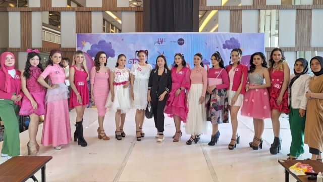 Owner LV Project Alvina Margareta saat berfoto bersama peserta makeup kompetisi di bazar Dreamland. Foto: Istimewa