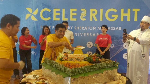 Pemotongan tumpeng anniversary Four Point by Sheraton Makassar. Foto: Istimewa